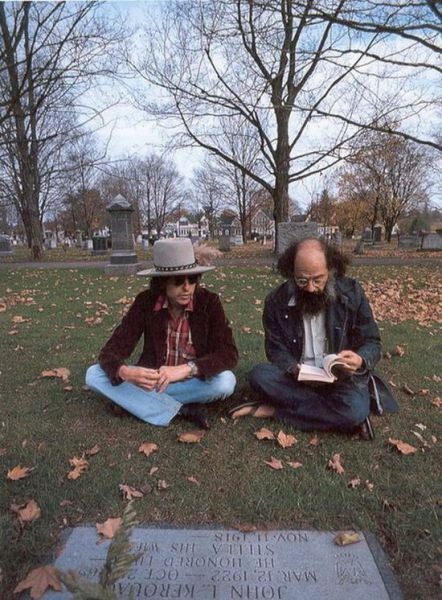 Боб Дилан и Аллен Гинзберг на могиле Джека Керуака HD фото картинки, обои рабочий стол
