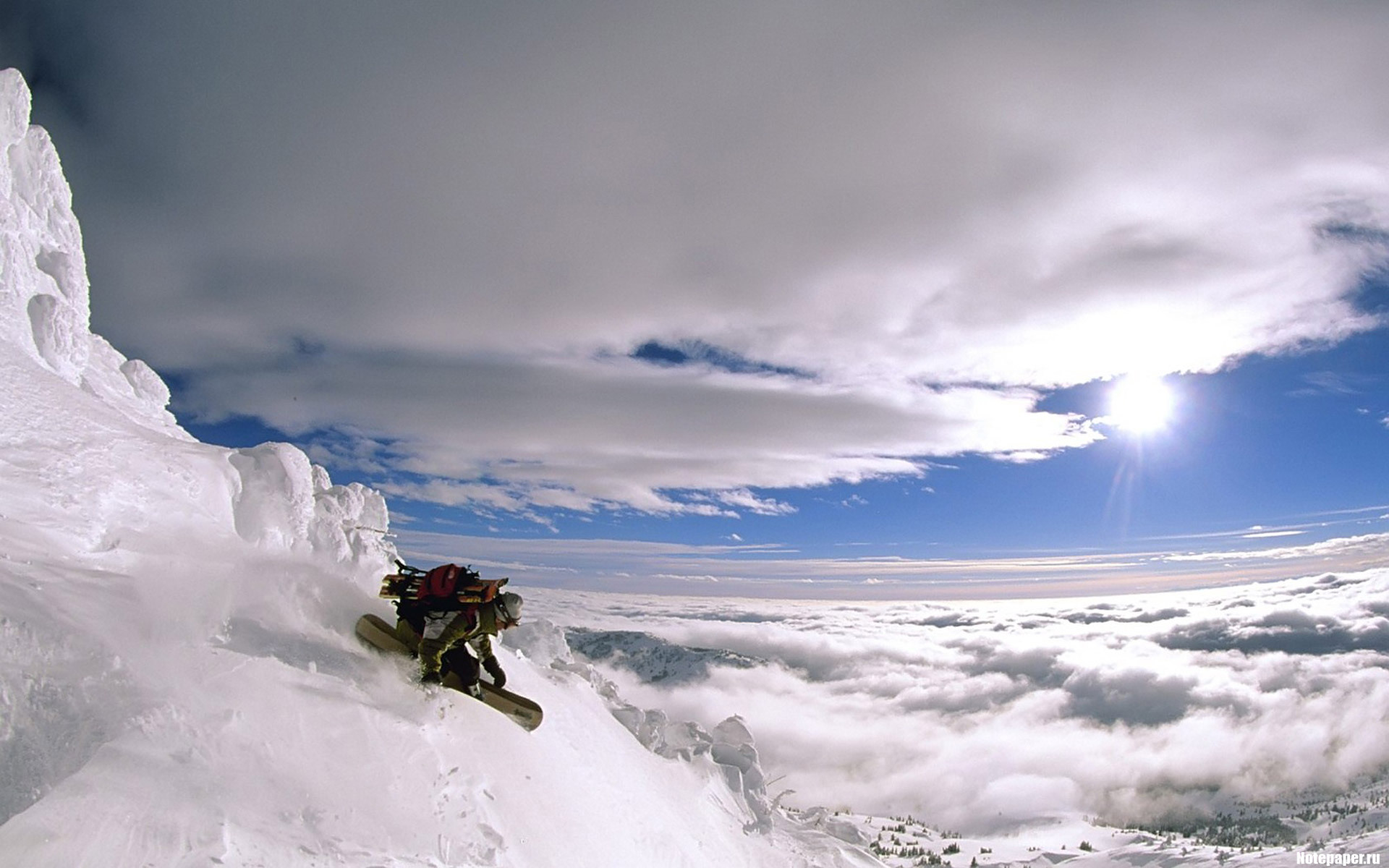 Сноубордист скатывается с высокой горы HD фото картинки, обои рабочий стол