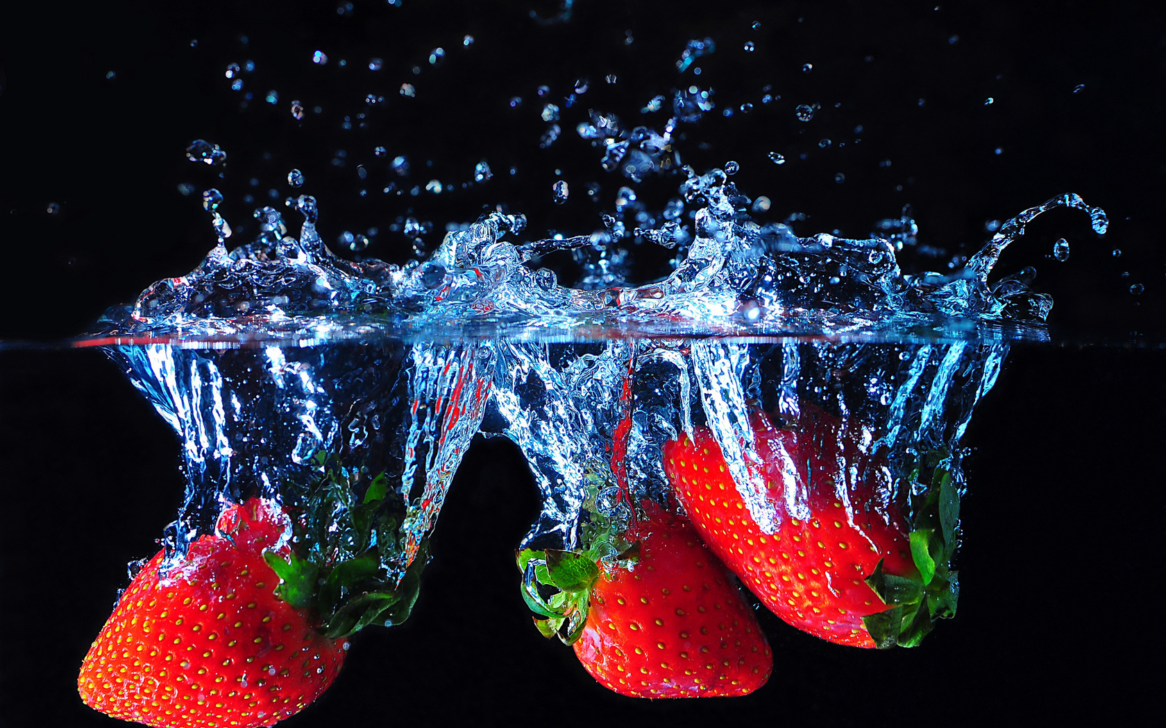 клубника, ягоды, вода, макро HD фото картинки, обои рабочий стол