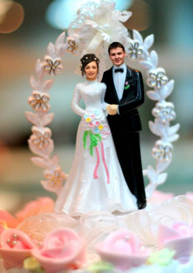 Торт с фигурками молодожен, модели Жениха и невесты HD фото картинки, обои рабочий стол