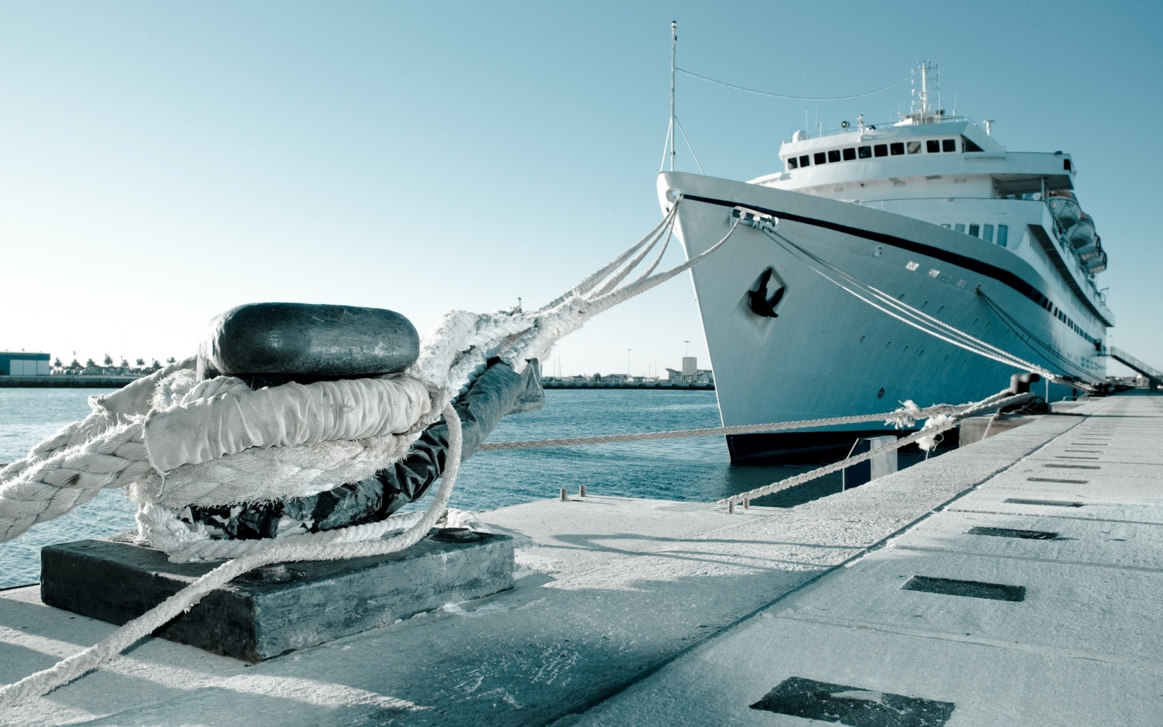 Белый корабль в порту HD фото картинки, обои рабочий стол