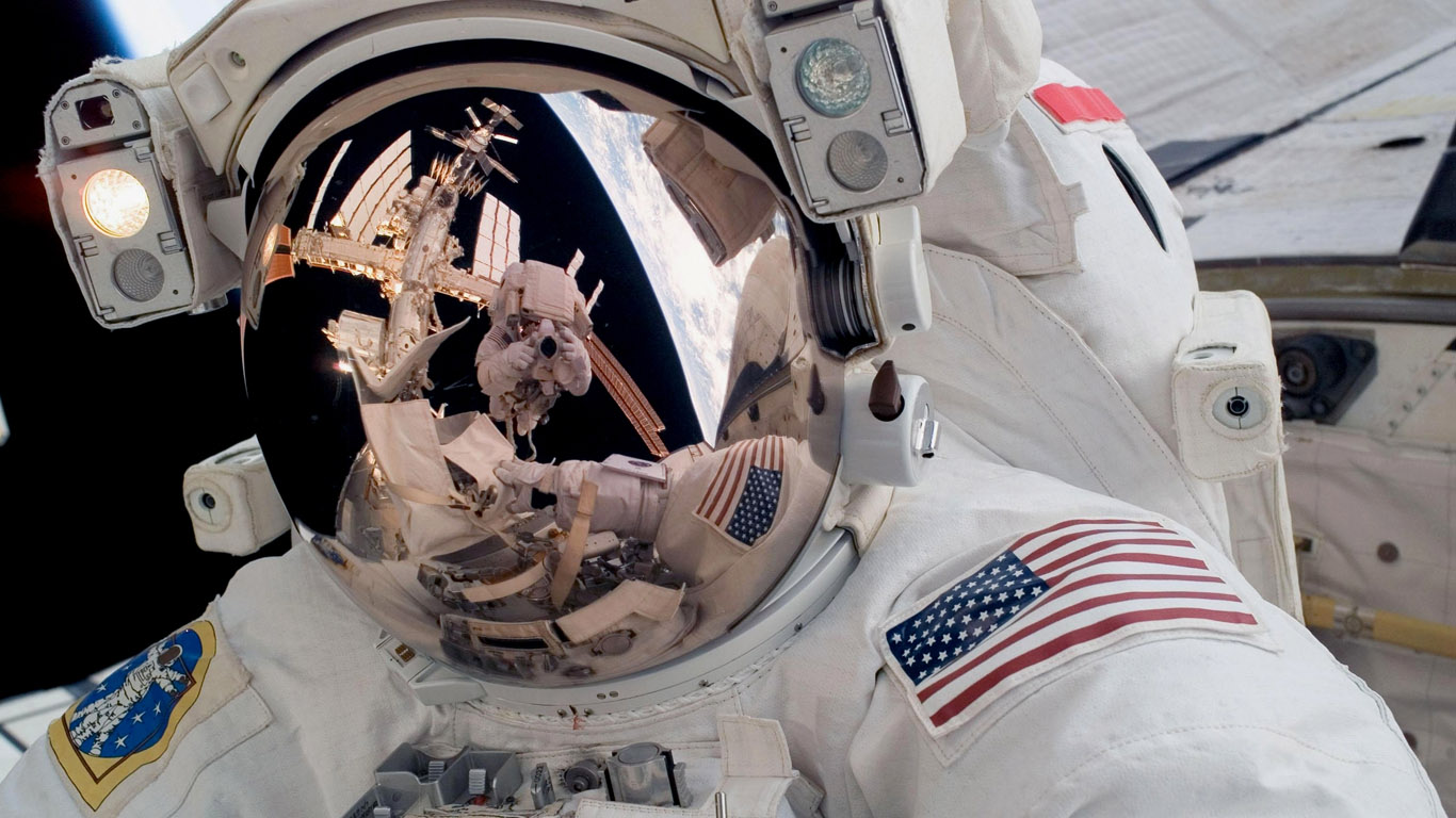 Космонавт в скафандре HD фото картинки, обои рабочий стол