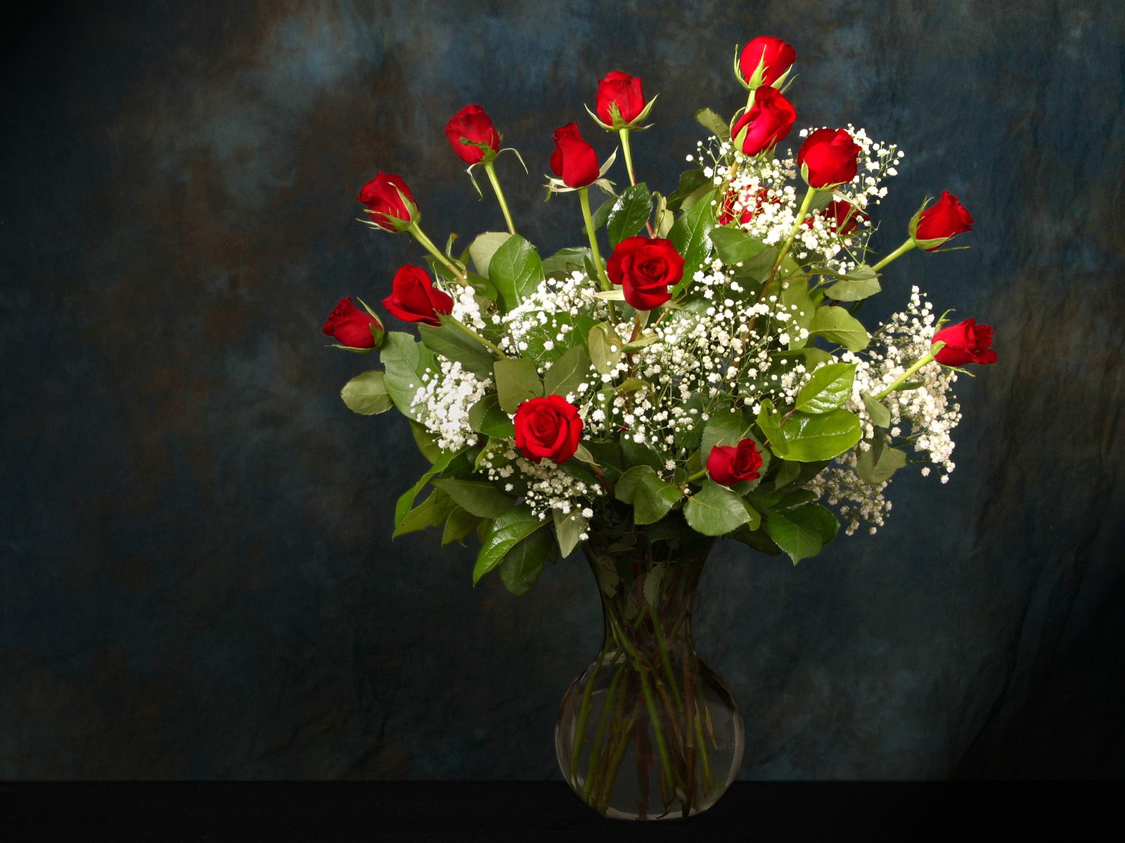 Розы в вазе на черном фоне HD фото картинки, обои рабочий стол