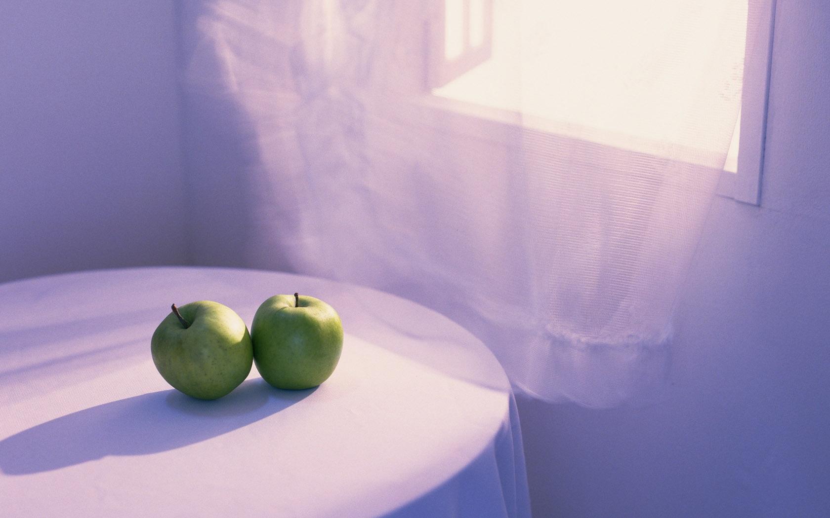 Яблоки на столе перед окном HD фото картинки, обои рабочий стол