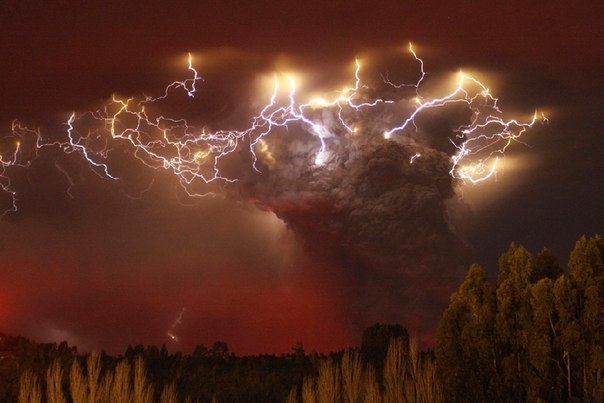 Молния на фоне извергающего вулкана HD фото картинки, обои рабочий стол