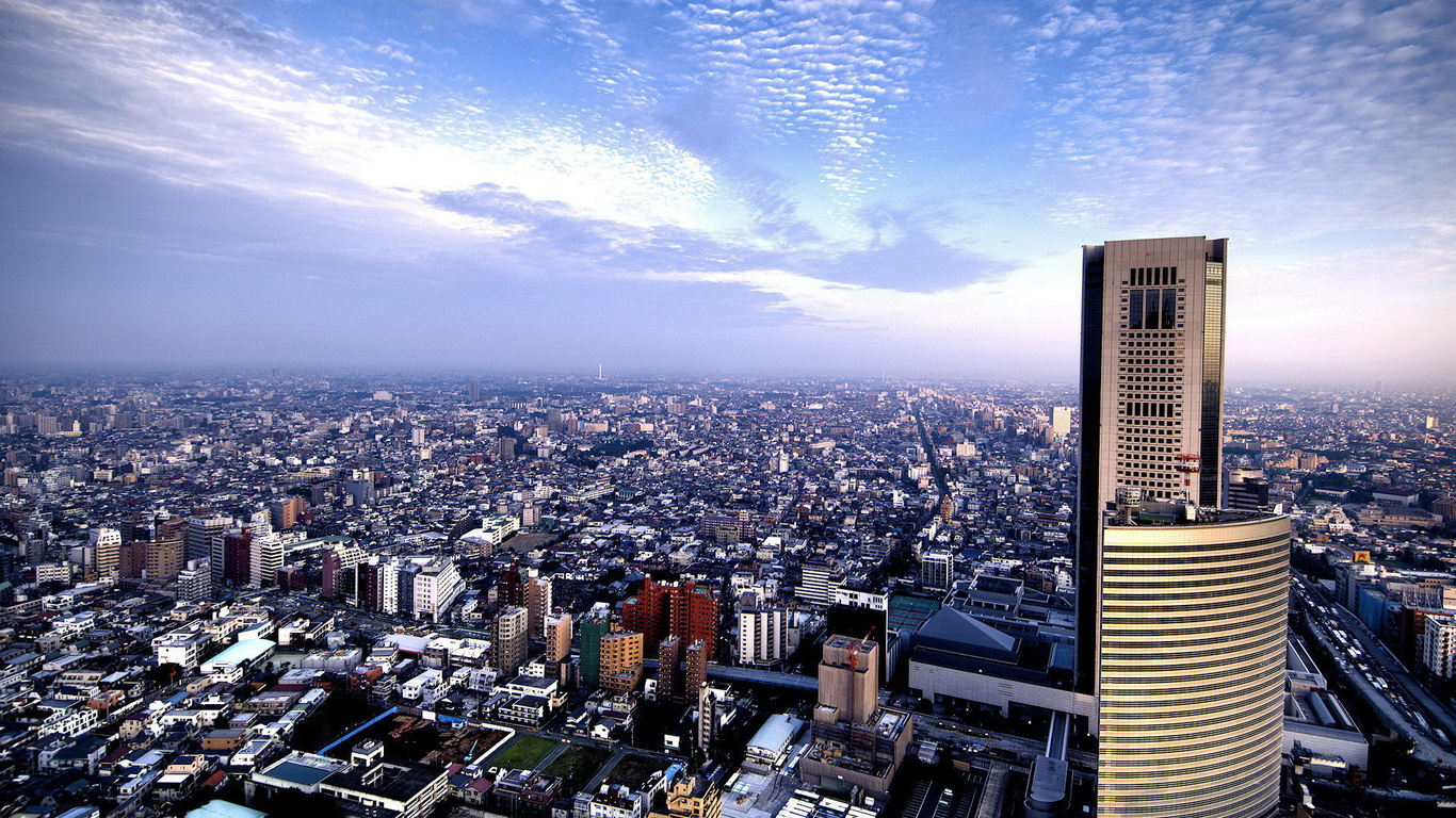 Большой город над красивым голубым небом HD фото картинки, обои рабочий стол