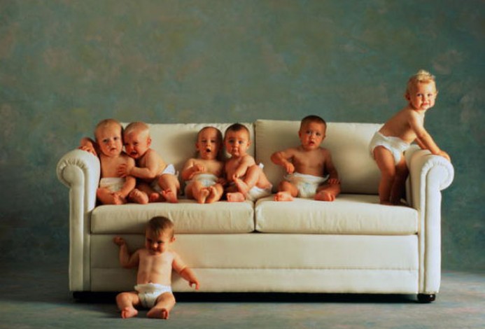 7 малышей на диване HD фото картинки, обои рабочий стол