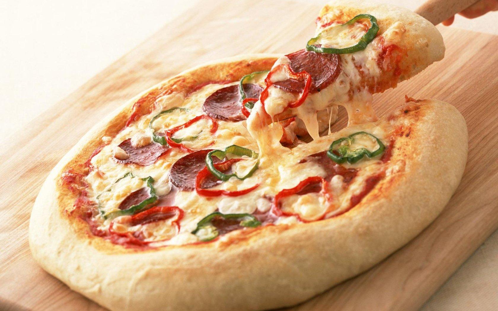 Пицца с колбасой HD фото картинки, обои рабочий стол