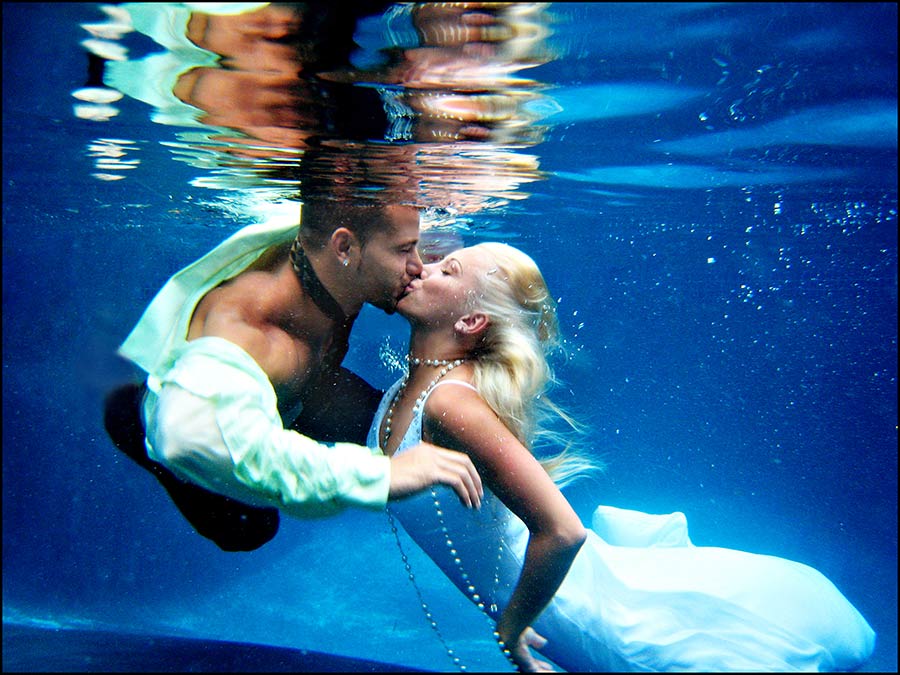 Жених и невеста целуются под водой HD фото картинки, обои рабочий стол