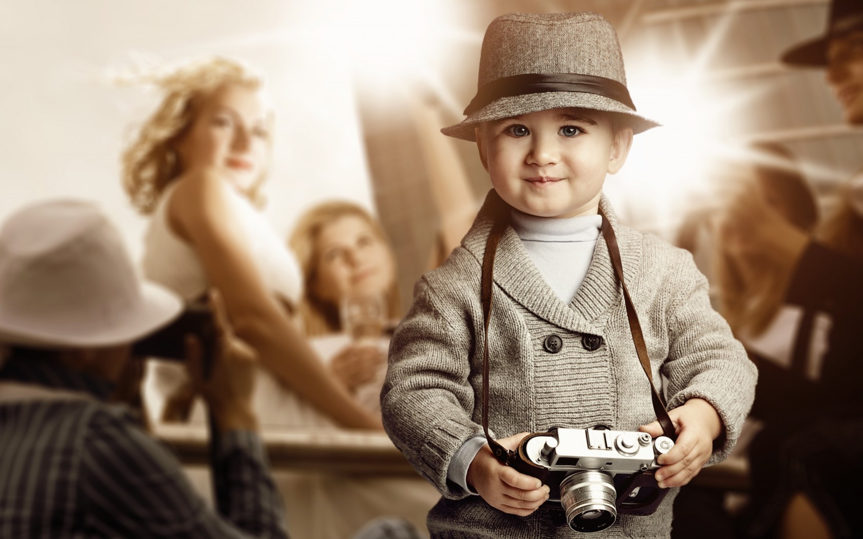 ребёнок, мальчик, шляпа, фотоаппарат, взгляд HD фото картинки, обои рабочий стол