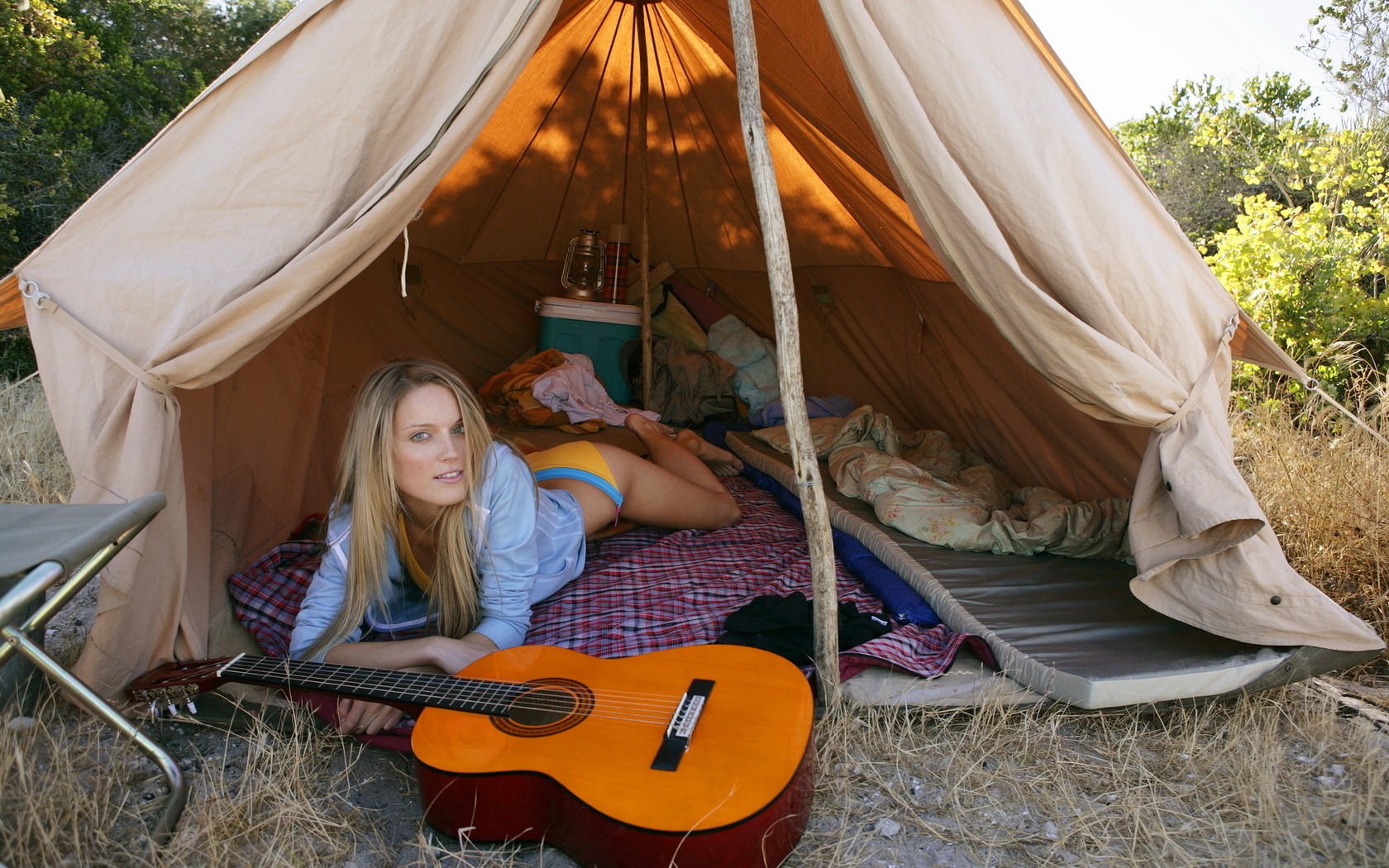 девушка, палатка, гитара HD фото картинки, обои рабочий стол