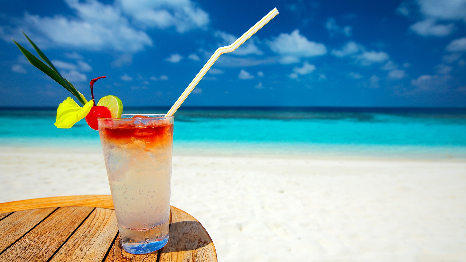 холодный коктейль, море, пляж HD фото картинки, обои рабочий стол