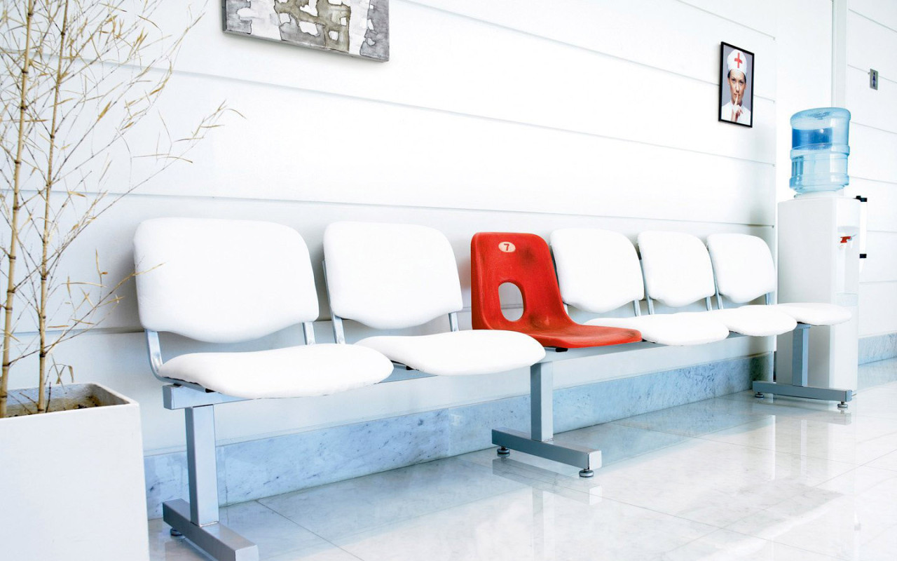 Белые и красные стулья в приемной больницы Креативные с приколом картинки, обои рабочий стол