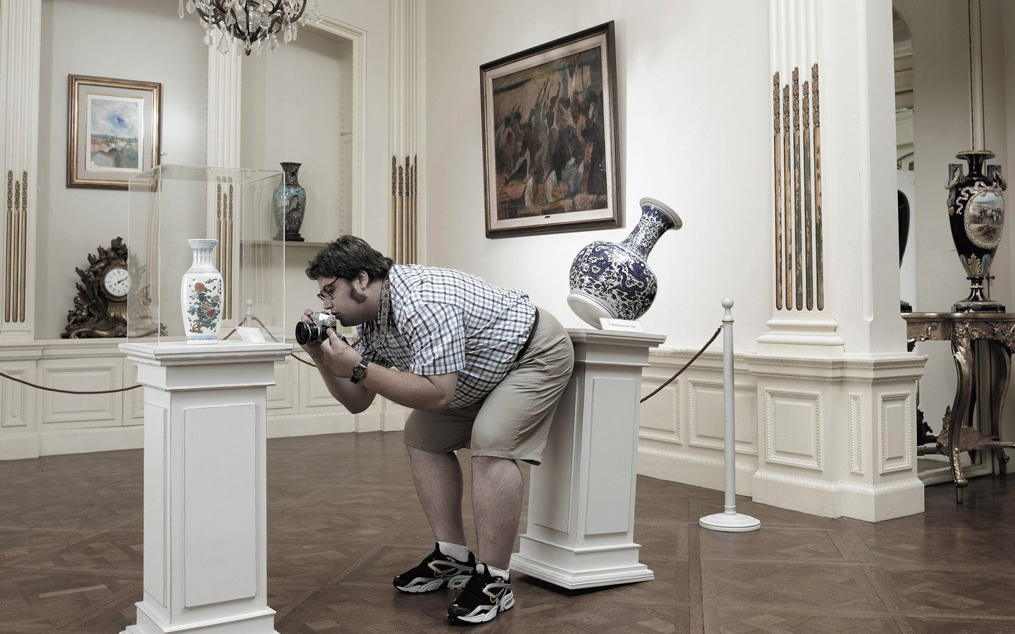 Парень в музее роняет вазу Креативные с приколом картинки, обои рабочий стол