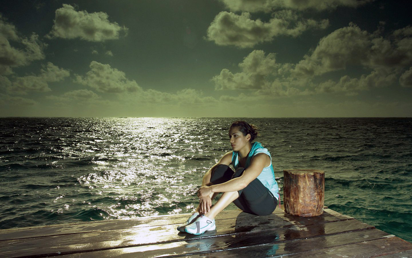 Девушка грустит на пирсе океана Креативные с приколом картинки, обои рабочий стол