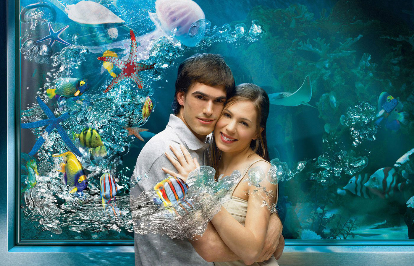 Влюбленная пара на фоне экзотического аквариума Креативные с приколом картинки, обои рабочий стол