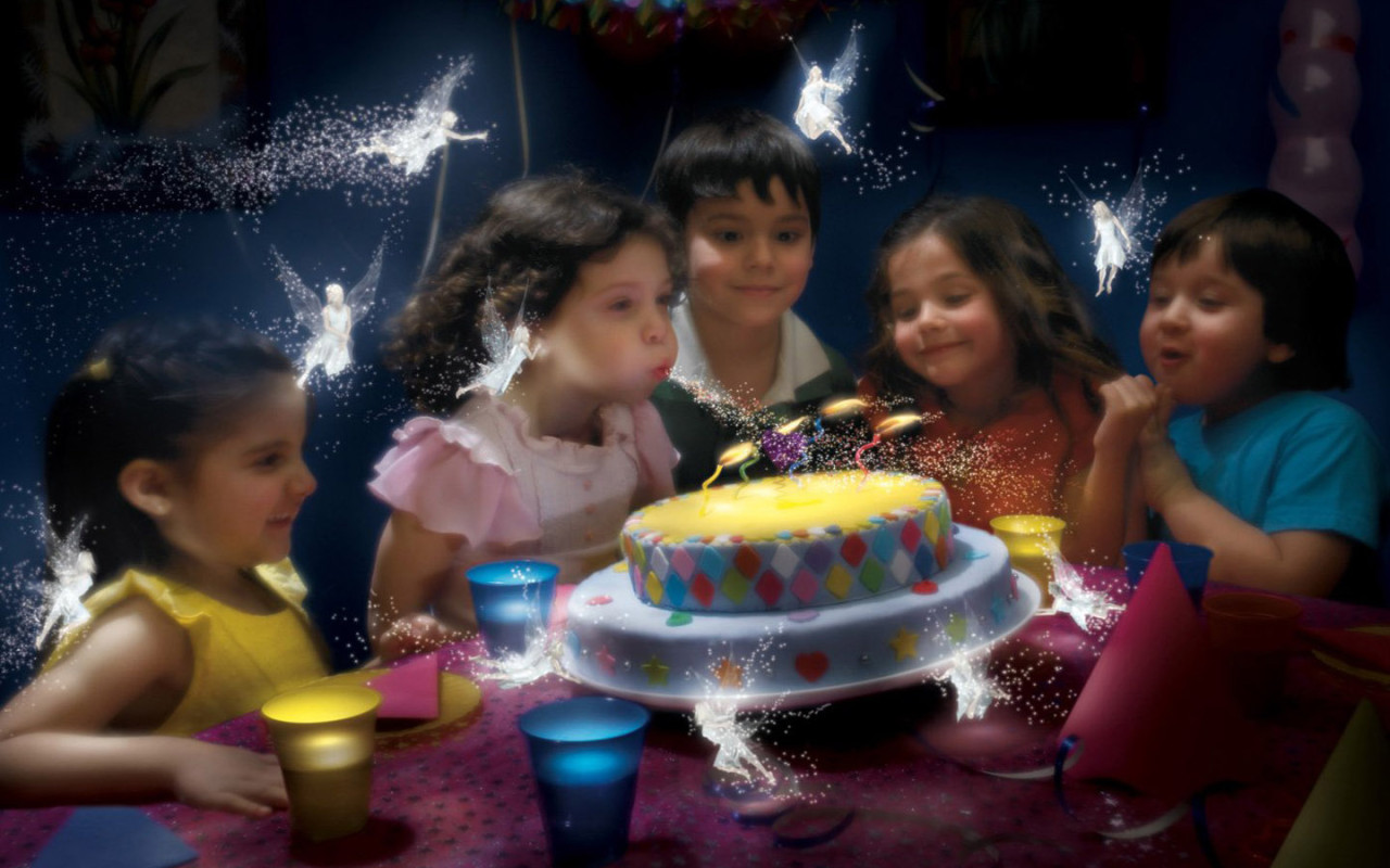 Дети задувают свечи на праздничном торте Креативные с приколом картинки, обои рабочий стол