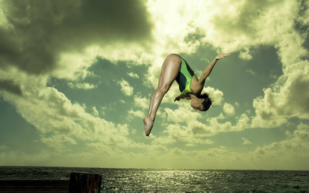Прыжок спортсменки с высоты в море Креативные с приколом картинки, обои рабочий стол