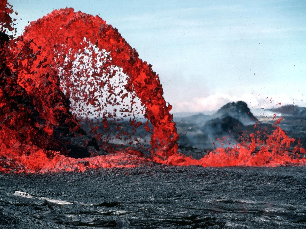 Кипящая лава вулкана Природа картинки, обои рабочий стол
