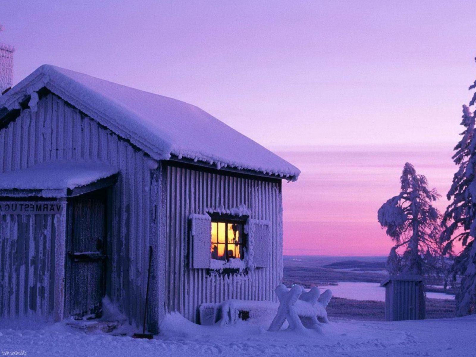 Дом в снежном лесу Природа картинки, обои рабочий стол