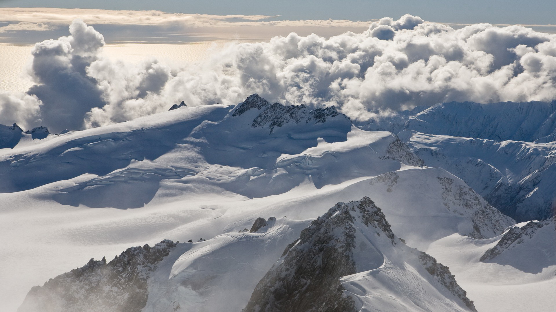 Облака над снежными вершинами гор Природа картинки, обои рабочий стол