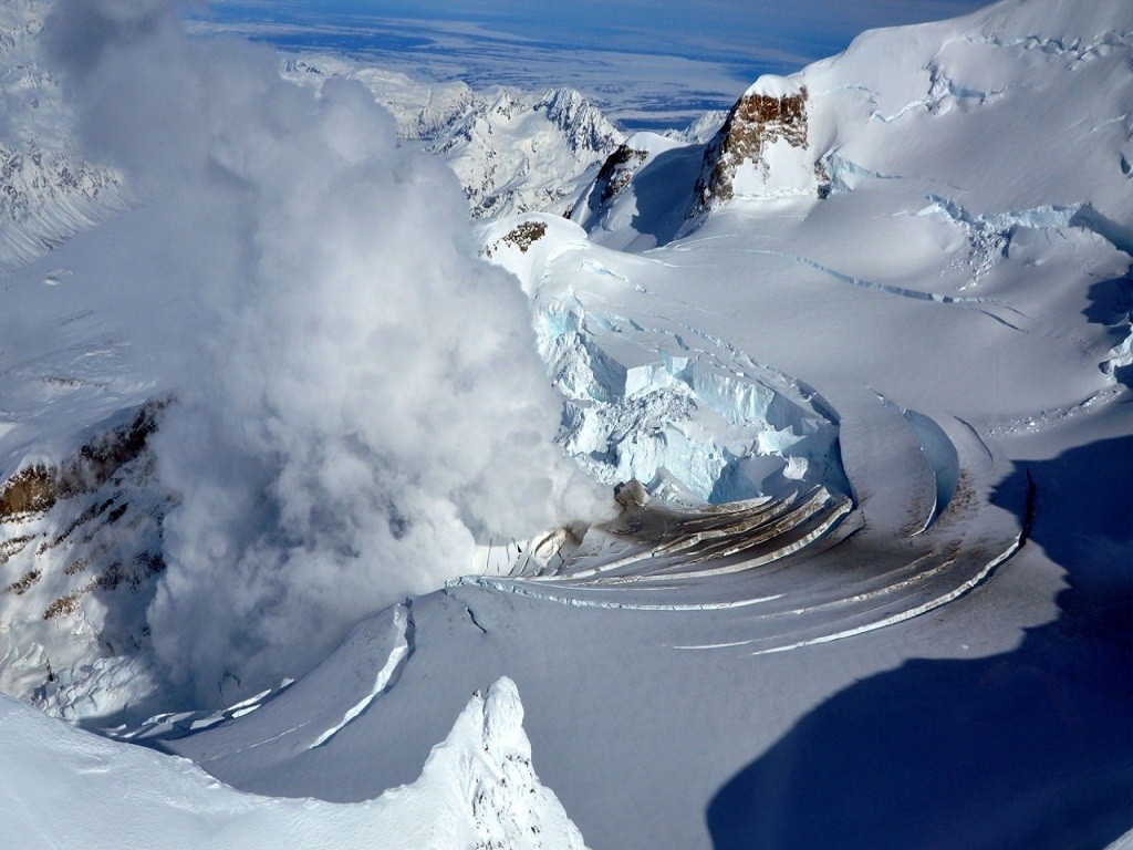 Вулкан среди льдов и снегов Природа картинки, обои рабочий стол