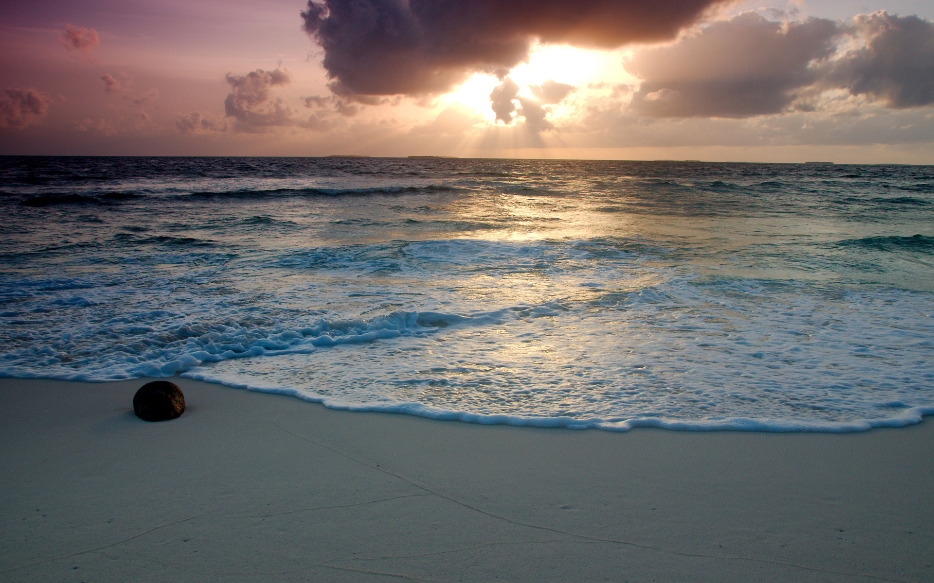 вода, пена, облака, пляж, камень, небо, песок Природа картинки, обои рабочий стол