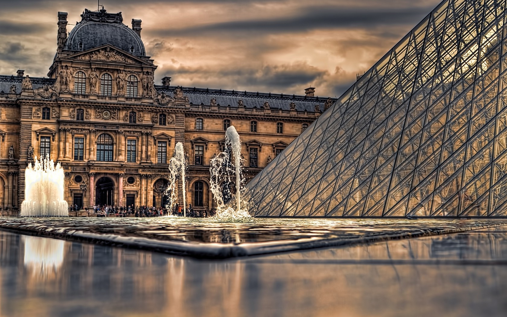 фонтан, пасмурно, пирамида, Париж, тучи, Франция Города картинки, обои рабочий стол