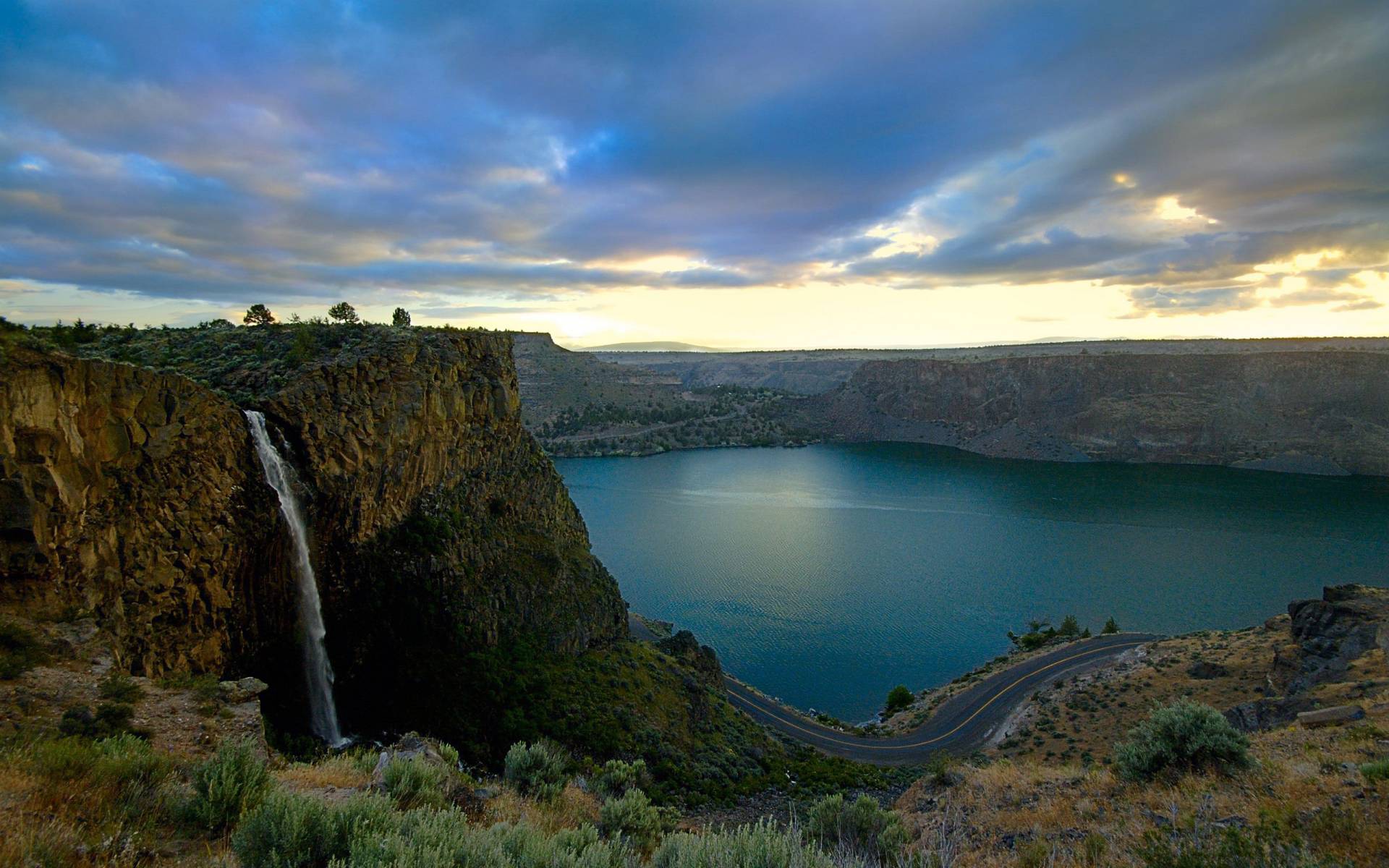 Красивый водопад, озеро, вид сверху HD фото картинки, обои рабочий стол