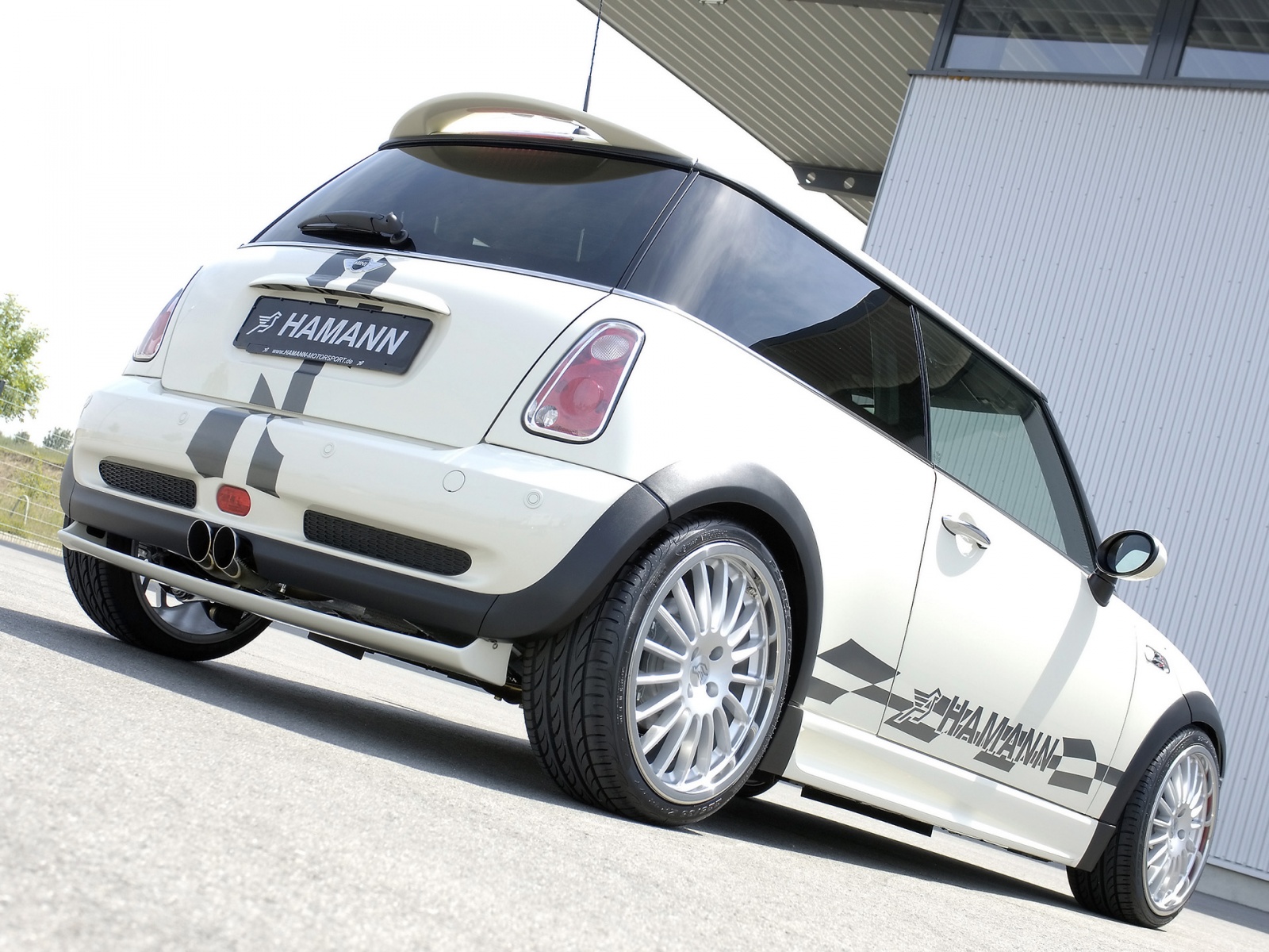 Белый Mini Cooper вид сзади HD фото картинки, обои рабочий стол