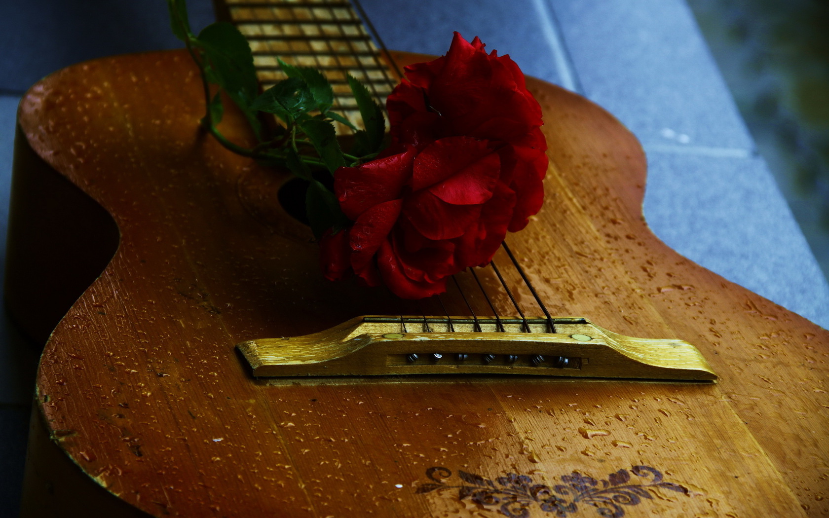Открытка гитара и цветы