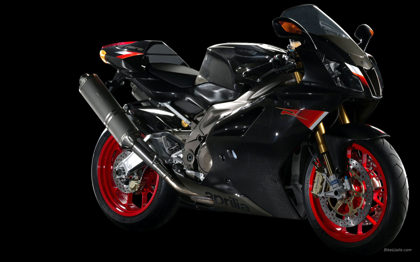 Черный байк Aprilia RSV Mille красные диски HD фото картинки, обои рабочий стол