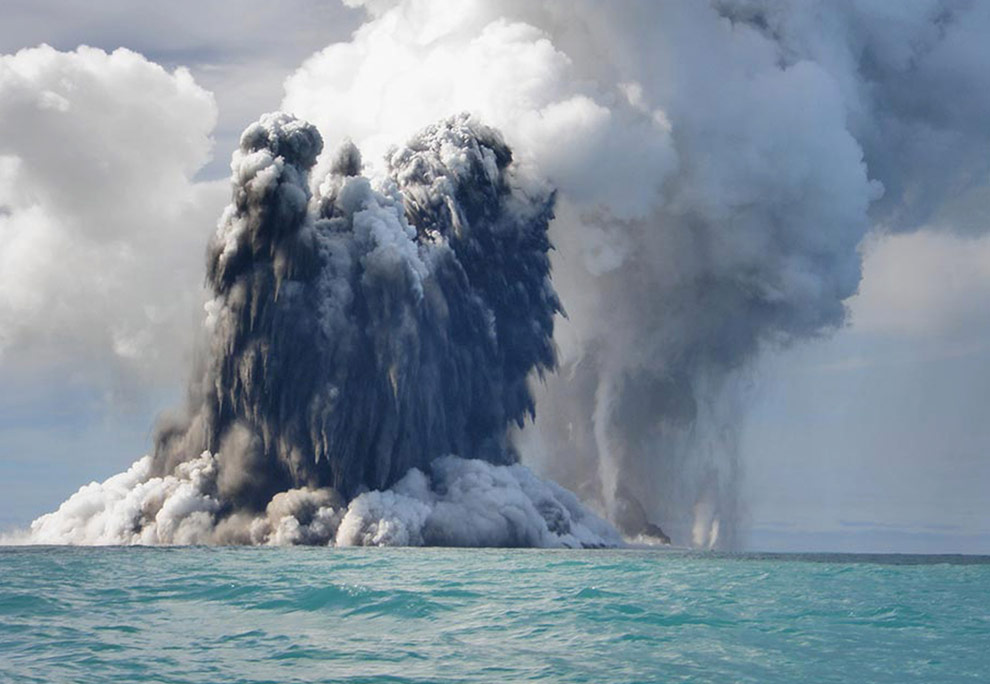 Красивое извержение подводного вулкана HD фото картинки, обои рабочий стол