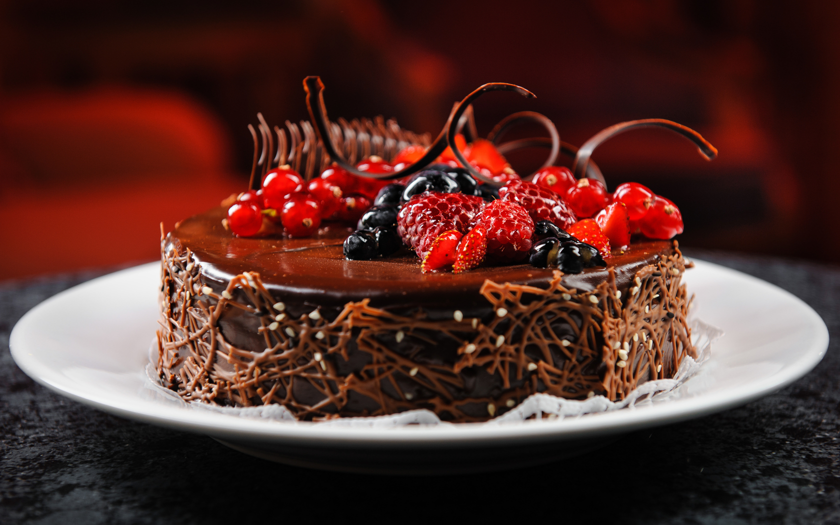 торт, тарелка, шоколад, ягоды, малина, черника HD фото картинки, обои рабочий стол