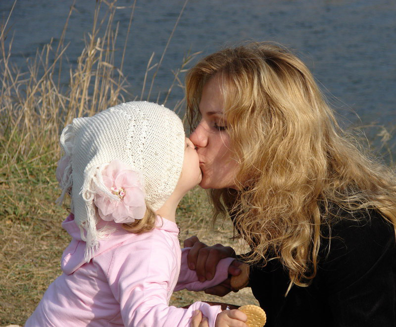 Мама и дочка целуются. Мама целует дочь. Мама с дочкой поцелуй. Мама целует малыша. Мать взасос.