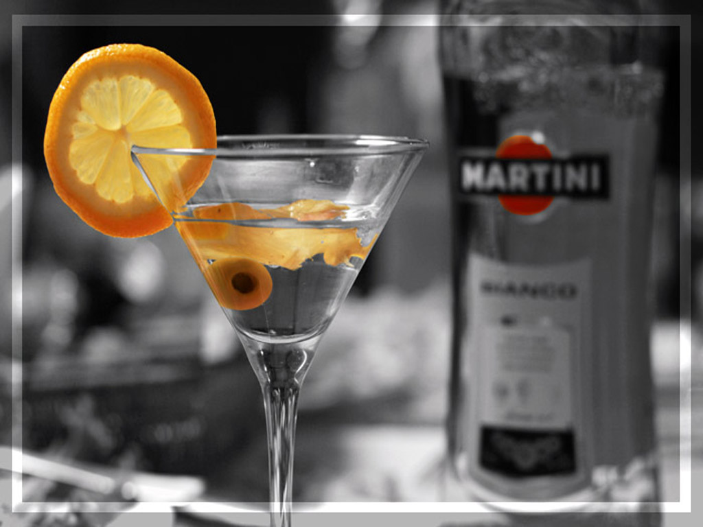 Картинка Долька апельсина и оливки в бокале мартини HD фото, обои ...