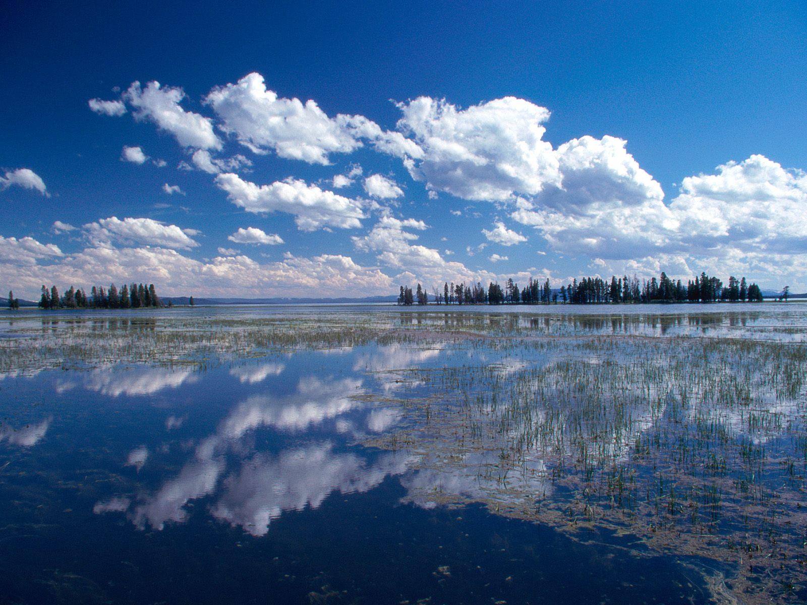 Голубые облака над озером. Красивый пейзаж HD фото картинки, обои рабочий стол