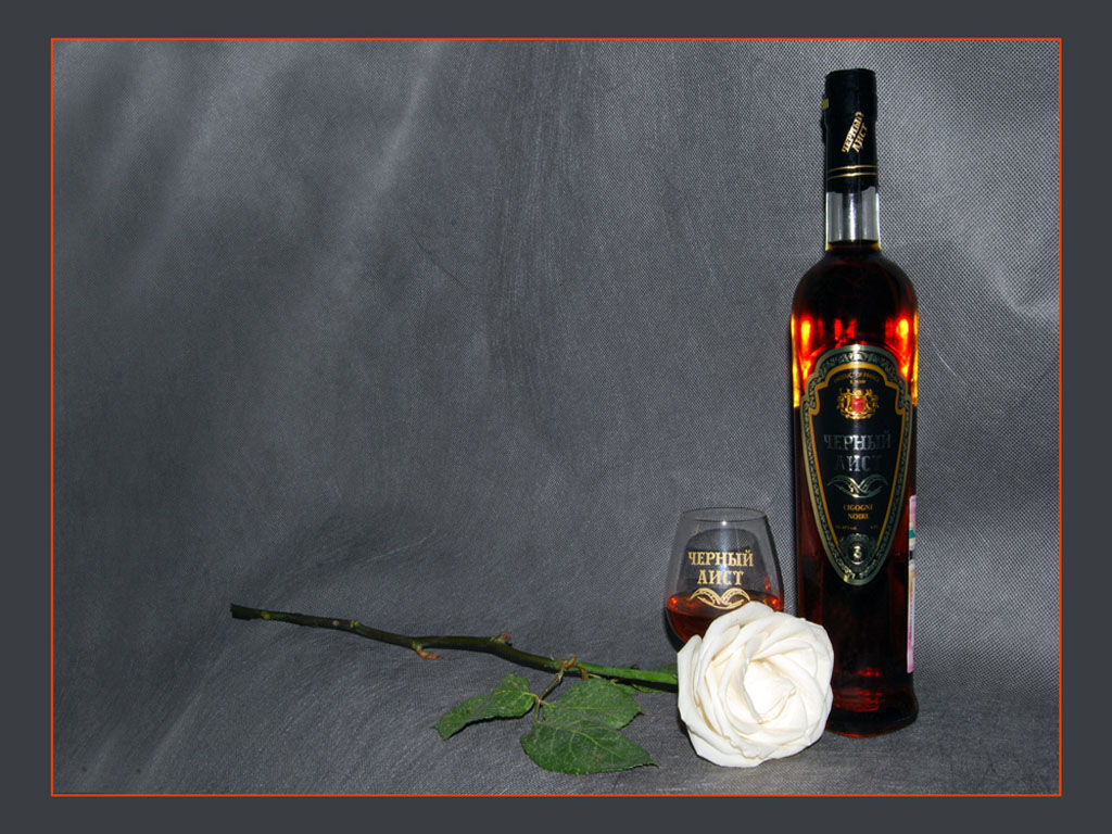 Бутылка с днем рождения мужчине. Коньяк и цветы. Коньяк и розы. Коньяк с цветами. Натюрморт с бутылкой коньяка.