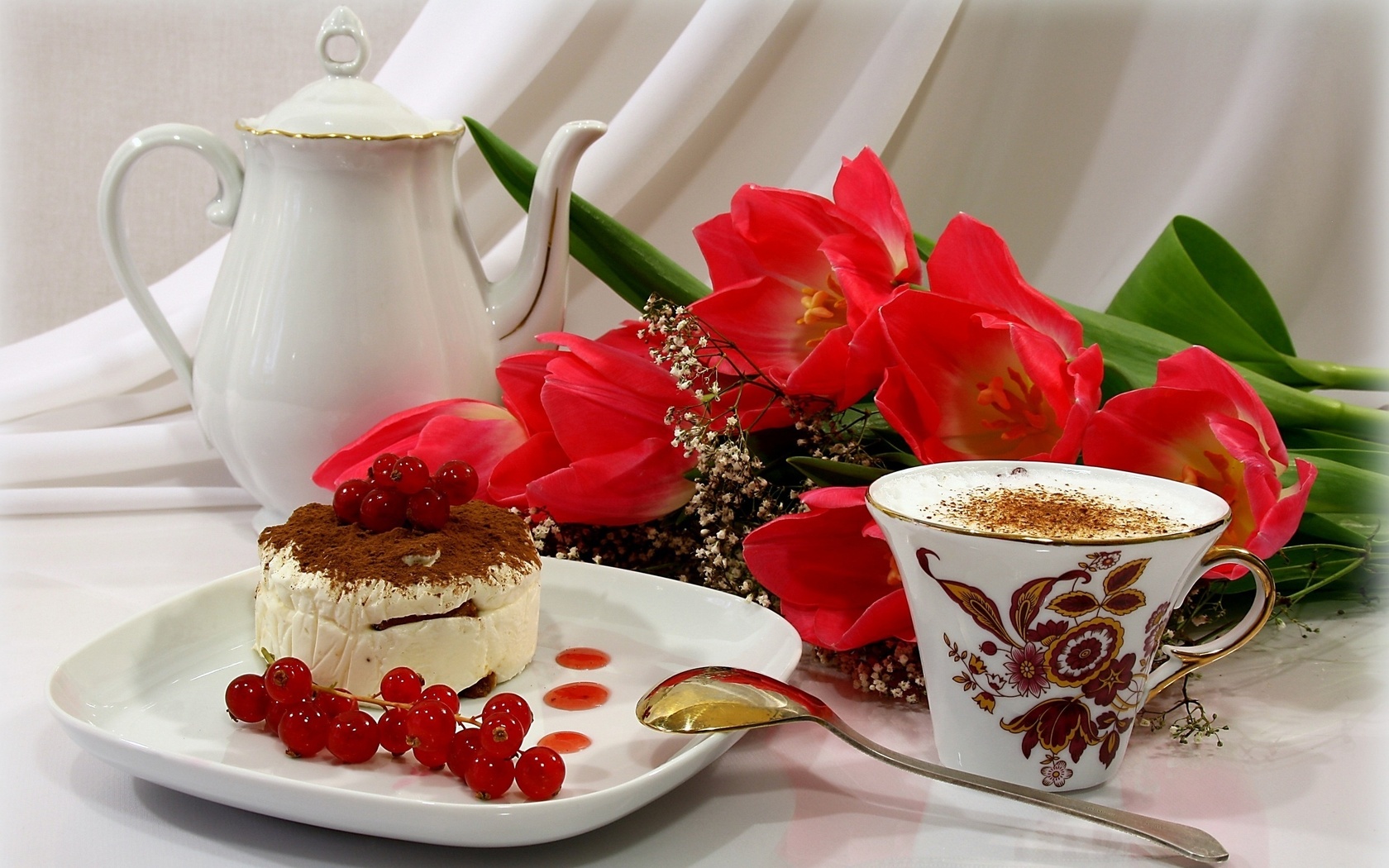 капучино, кофе, пирожное, цветы, тюльпаны, чайник HD фото картинки, обои рабочий стол