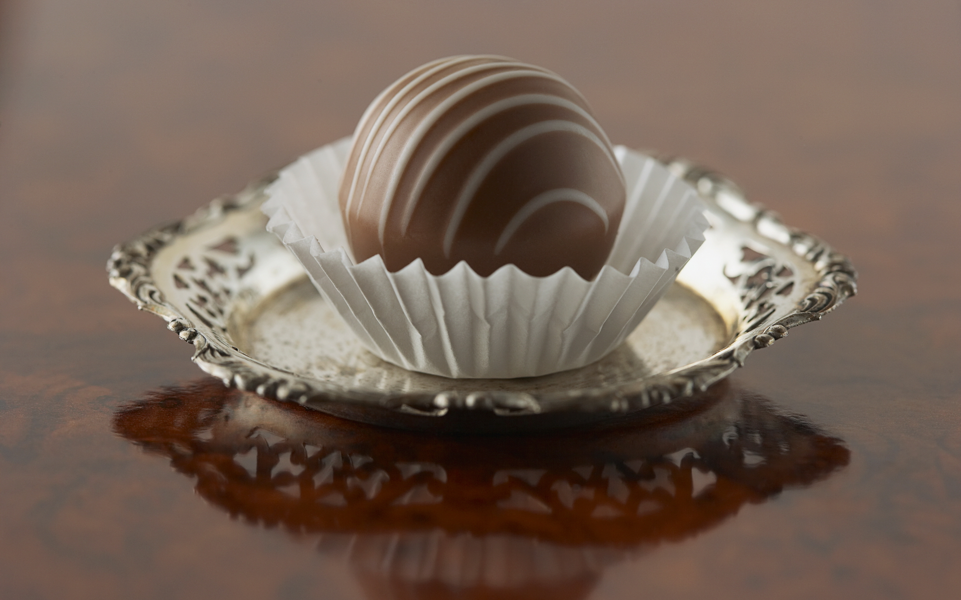 Шоколадные конфеты на тарелке