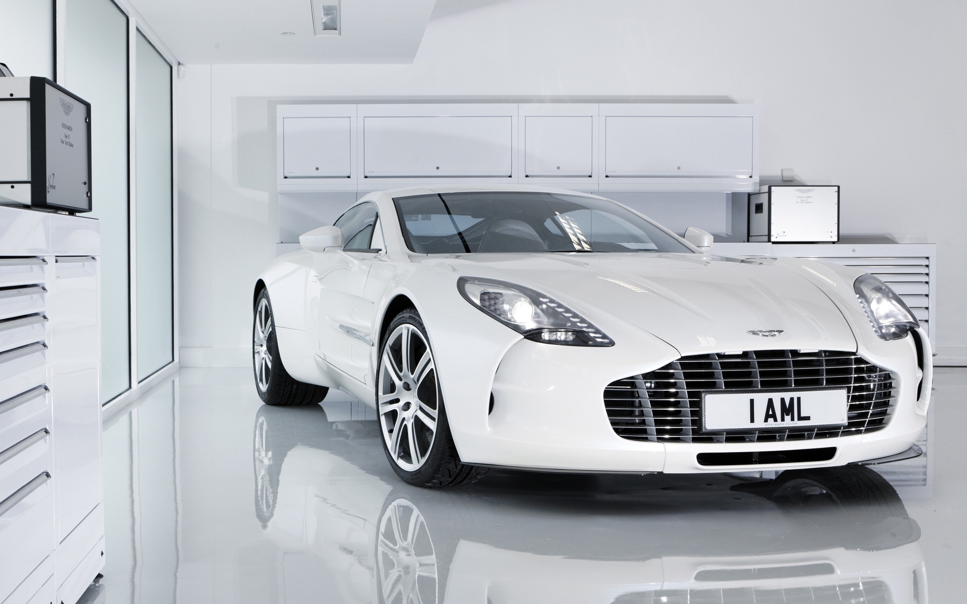 Белая Aston Martin One-77 HD фото картинки, обои рабочий стол