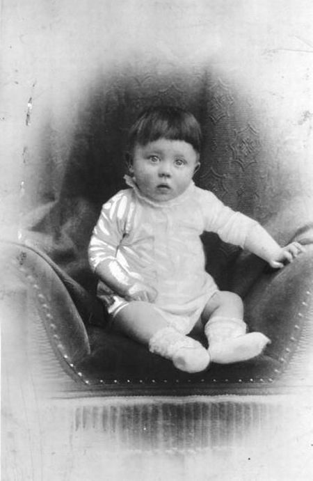 Маленький Адольф Гитлер HD фото картинки, обои рабочий стол