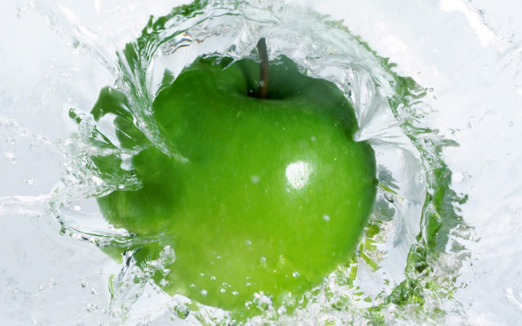 Сочное зеленое яблоко в воде HD фото картинки, обои рабочий стол