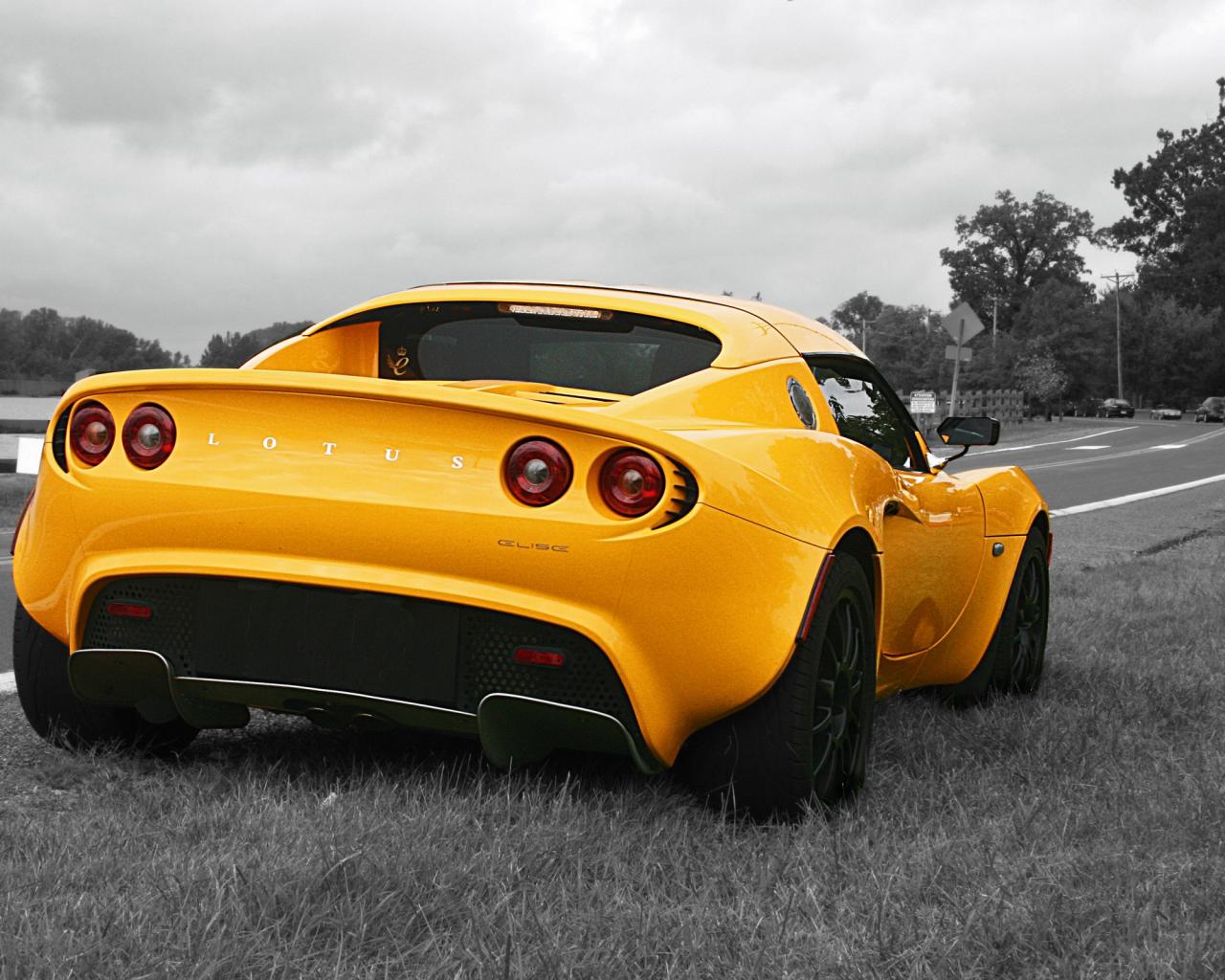 Lotus Elise желтого цвета, на чёрнобелом фоне Автомобили картинки, обои рабочий стол