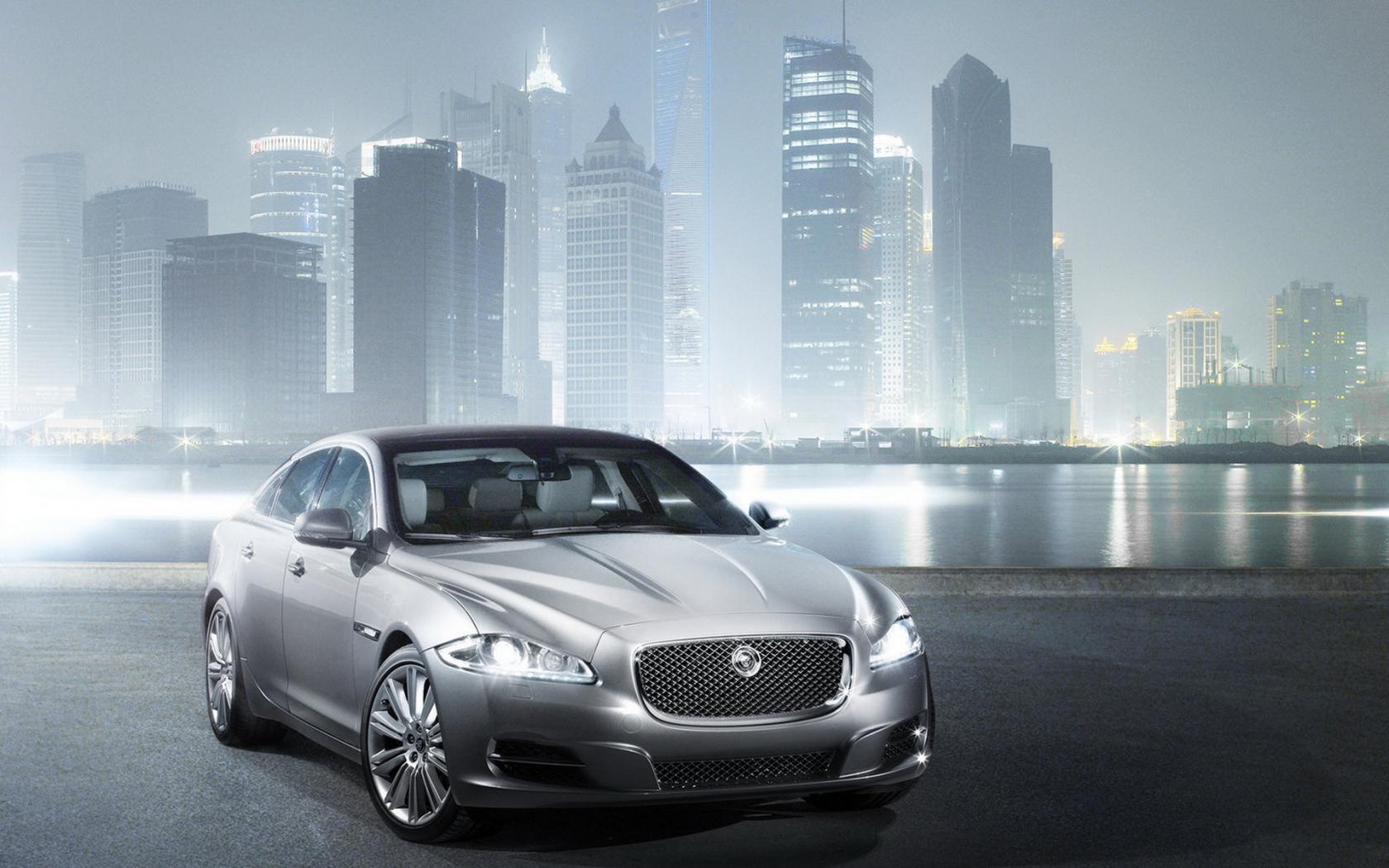 Jaguar XJ на фоне города Автомобили картинки, обои рабочий стол