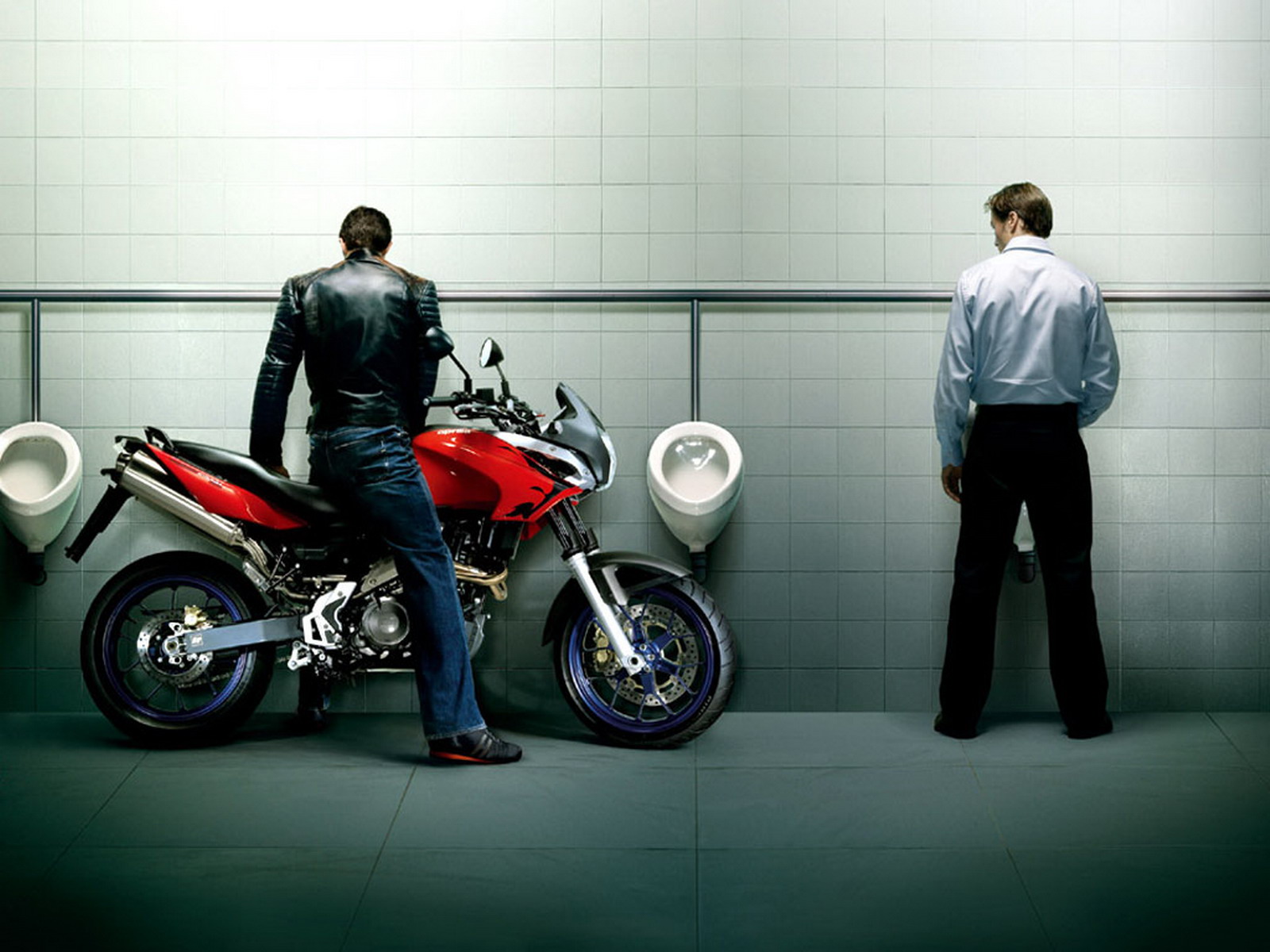 Мужик на мотоцикле в туалете Креативные с приколом картинки, обои рабочий стол