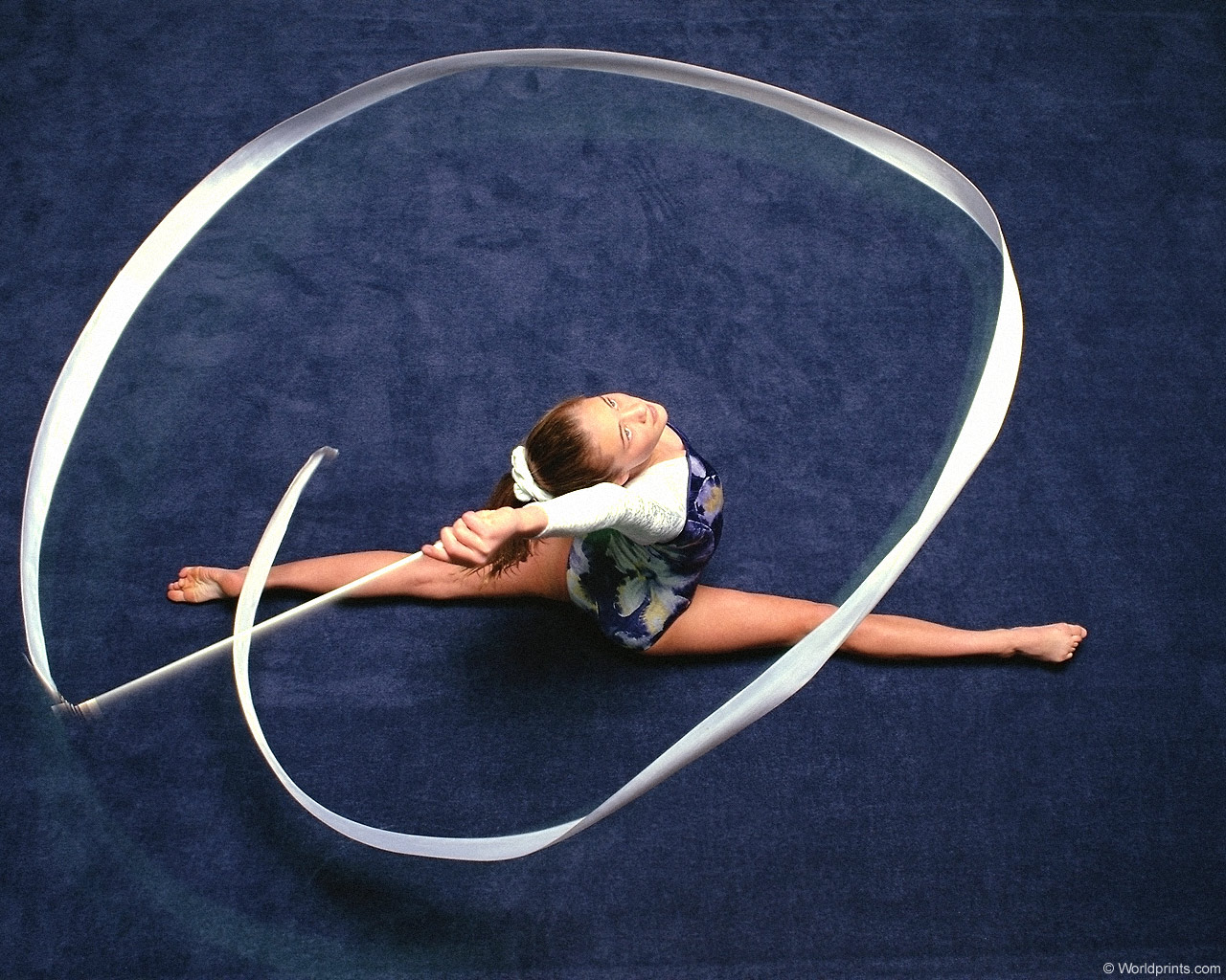 Красивая гимнастка на шпагате с лентой на ковре Спорт картинки, обои рабочий стол