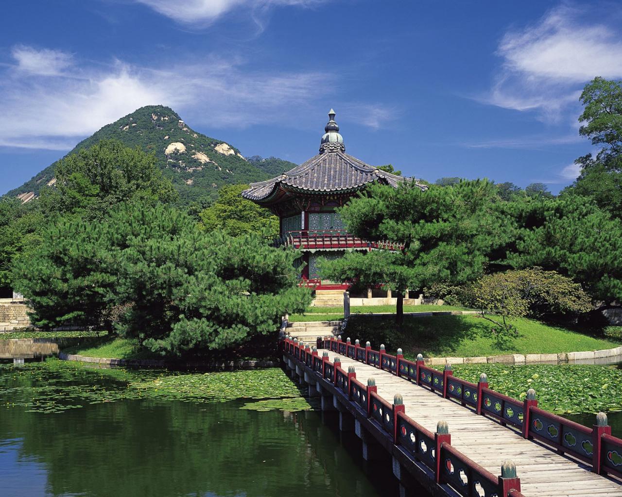 Hyangwonjeong Pavilion in Gyeongbokgung, Korea Города картинки, обои рабочий стол